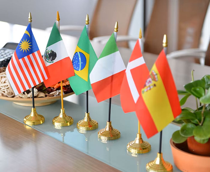 معرفی کاربردهای انواع پرچم رومیزی بر اساس پارچه و پایه